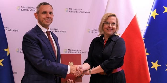 Minister Anna Moskwa wręcza wiceprezesowi Pawłowi Mirowskiemu powołanie na stanowisko ds. pełnomocnika ds. programu &bdquo;Czyste Powietrze&rdquo;