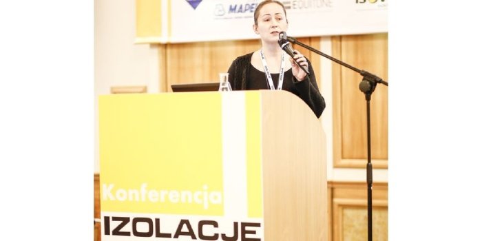 Na zdjęciu: dr inż. arch Karolina Kurtz-Orecka na Konferencji IZOLACJE 2015, 10 kwietnia 2015 r. w Warszawie
arch. redakcji
