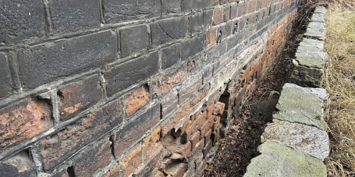 Degradacja cegieł w wyniku wymiany zaprawy spoinowej na szczelną zaprawę cementową, fot: B. Monczyński