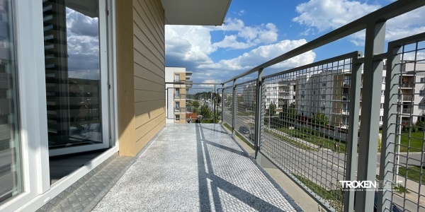 balkon z barierką i betonową wylewką