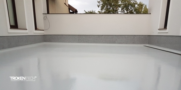 szary balkon pokryty warstwą hydroizolacji