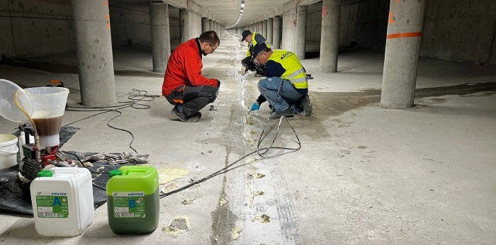 Rys. 1. Iniekcja uszczelniająca przerwy roboczej w spągu tunelu żywicą hybrydową K&Ouml;STER 2 IN 1