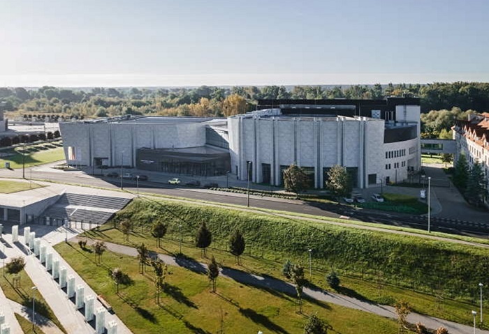 widok na nowoczesny budynek muzeum wśród zieleni