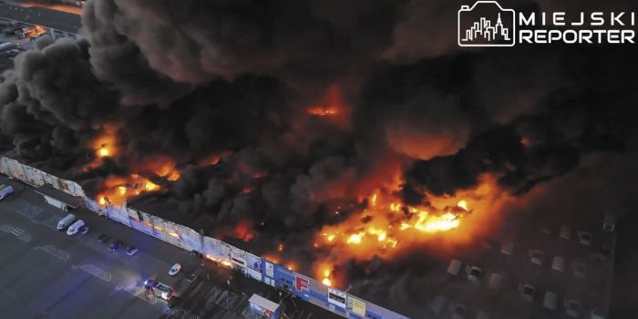Fot. Widok z drona na pożar hali Marywilska 44; fot.: Miejski Reporter (stop-klatka z nagrania filmu)