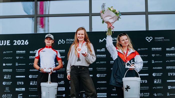 pomaganie buduje podium